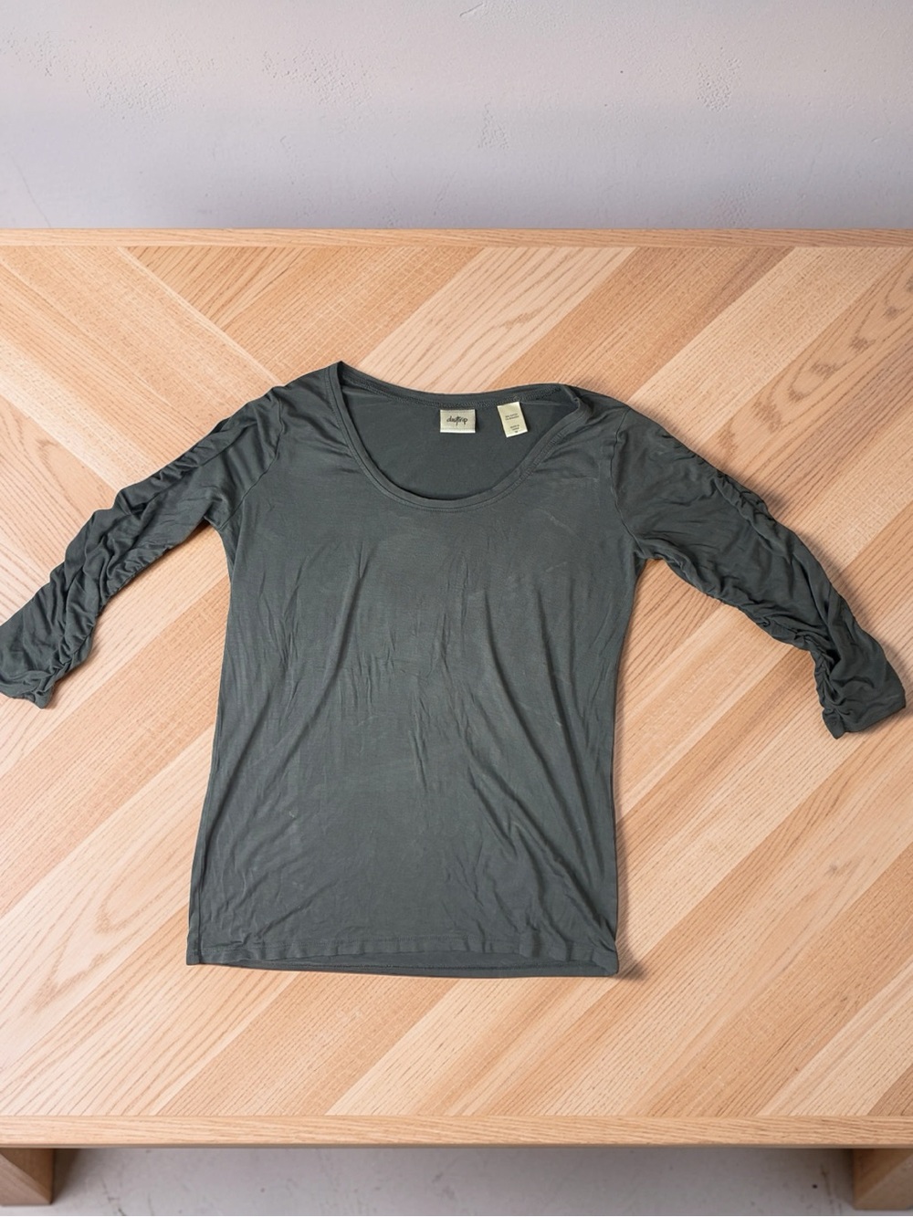 ✨ Daytrip by Buckle Charcoal Gray Ruched Long Sleeve Top - Size M ✨